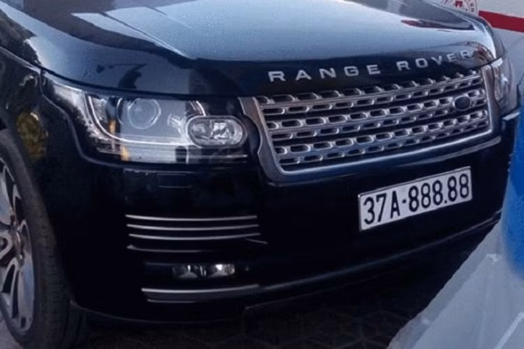 Thông tin chúng tôi tìm hiểu có được, chủ nhân của chiếc SUV hạng sang Range Rover này là 1 người cực đam mê và sở hữu dàn xe rất khủng, vài chiếc trong đó mang biển tứ quý và cá biệt, chiếc Range Rover sở hữu biển ngũ quý 8, chiếc xe này thuộc đời 2013, bản Autobiography 5.0