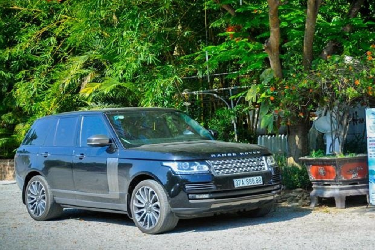 Mới đây, trên mạng xã hội đã khá xôn xao với thông tin rao bán lại chiếc SUV hạng sang Range Rover biển ngũ quý 8 đời cũ (37A–888.88) tại Nghệ An với mức giá chỉ 2,3 tỷ đồng.