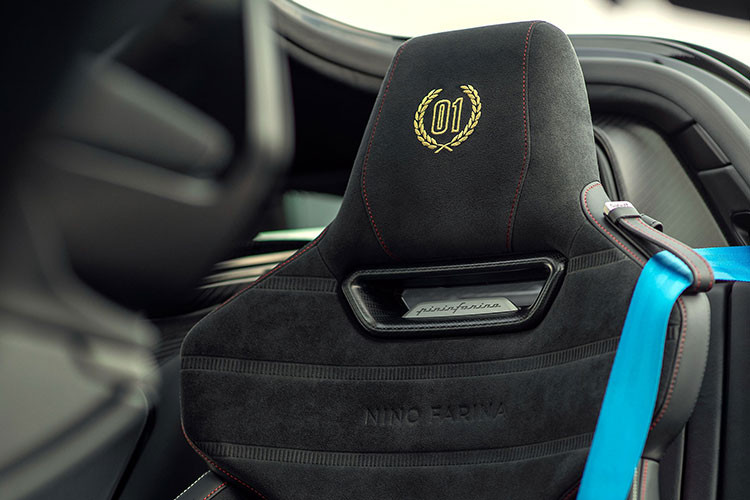 Ghế cũng có tựa đầu và dây an toàn Iconica Blu thể thao, đường chỉ khâu 2 màu be và đỏ tương phản lẫn nhau, chỉ dấu hướng 12 giờ trên vô-lăng và tấm ốp khung xe được sơn tĩnh điện màu đen.