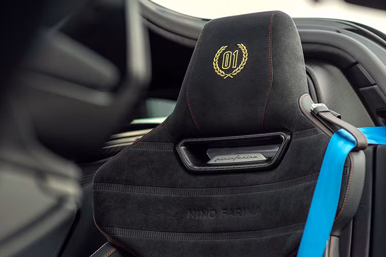 Ghế cũng có tựa đầu và dây an toàn Iconica Blu thể thao, đường chỉ khâu 2 màu be và đỏ tương phản lẫn nhau, chỉ dấu hướng 12 giờ trên vô-lăng và tấm ốp khung xe được sơn tĩnh điện màu đen.