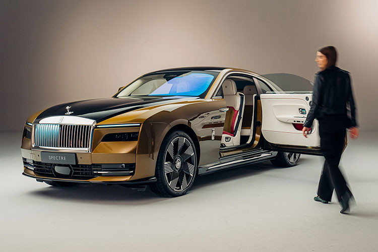 Ban Rolls-Royce Spectre dien kiem loi, khach hang bi hang... cam cua