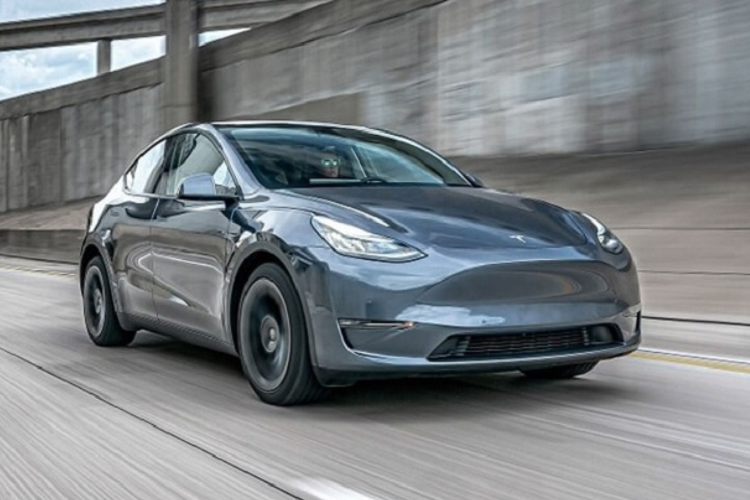 Thời điểm cuối năm 2022, đầu năm 2023, để kích cầu mua sắm và đẩy hàng tồn cho nhà máy ở Thượng Hải - trung tâm sản xuất xe Tesla lớn nhất thế giới, “gã khổng lồ” xe điện Mỹ đã liên tục giảm giá tới 2 lần mẫu Tesla Model Y với tỉ lệ giảm từ 6% tới 13,5% tùy phiên bản trang bị.