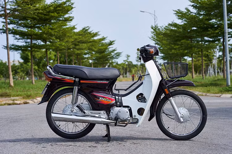 Bài đăng rao bán của anh rất nhanh nhận được sự chú ý từ cộng đồng mạng vì chiếc biển số thuộc “hàng khủng” mà chiếc xe này đang mang. Tuy nhiên, ngay sau khi thông tin anh Đ rao bán chiếc Honda Super Dream biển tứ quý công khai trên mạng đã xuất hiện một cá nhân khác cũng nhận mình là chủ nhân biển số này.