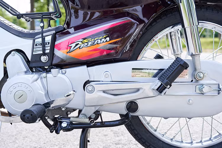 Người đó là anh N.X.T (làm việc tại TP. HCM). Anh T khẳng định, mình mới là chủ nhân của biển số 38. F8-8888 trên và chiếc xe máy của anh hiện vẫn đang được lưu giữ và sử dụng ở Hà Tĩnh bởi người thân. Theo chia sẻ của anh T, chiếc xe Honda Super Dream biển "tứ quý" 8 này là món quà anh được một người anh tại Hà Tĩnh tặng nhân dịp cưới vợ.