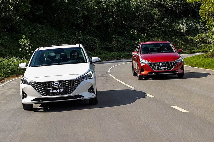 Hyundai Accent Hyundai Accent là một trong 3 mẫu sedan bán chạy nhất Việt Nam nửa đầu năm 2023. Lũy kế 6 tháng qua, Accent bán được 7.452 xe. Kể từ đầu năm, Hyundai Accent luôn có mặt trong top những mẫu xe bán chạy, thậm chí có những tháng mẫu xe này còn luôn đứng Top 1.