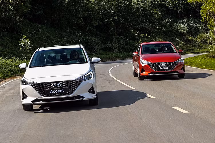  Hyundai Accent Hyundai Accent là một trong 3 mẫu sedan bán chạy nhất Việt Nam nửa đầu năm 2023. Lũy kế 6 tháng qua, Accent bán được 7.452 xe. Kể từ đầu năm, Hyundai Accent luôn có mặt trong top những mẫu xe bán chạy, thậm chí có những tháng mẫu xe này còn luôn đứng Top 1.