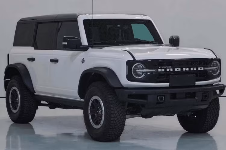 Ford Bronco có thiết kế mui mềm. Thiết kế nội thất theo phiên bản nước ngoài của mẫu xe này. Nó sử dụng bố cục hình chữ T cổ điển. Các chức năng thường xuyên sử dụng sẽ được kích hoạt bằng các nút bấm vật lý để giúp việc lái xe dễ dàng hơn nhưng màn hình hiển thị bảng điều khiển trung tâm và bảng điều khiển LCD vẫn sẽ ở đó.