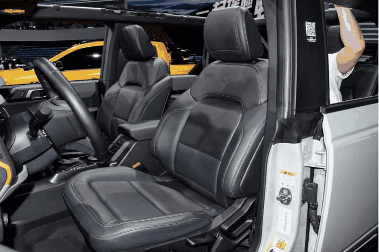 Hiện tại, giá xe Ford Bronco 2023 được bán qua kênh nhập khẩu không chính hãng từ 700.000 nhân dân tệ (khoảng 2,3 tỷ đồng) đến 1,2 triệu nhân dân tệ (tương đương 3,88 tỷ đồng). Dựa trên ước tính của những người trong ngành ôtô, việc sản xuất trong nước có thể khiến giá của mẫu xe đầu vào giảm xuống còn 300.000 nhân dân tệ, tức 1/2, tương đương 970 triệu đồng.