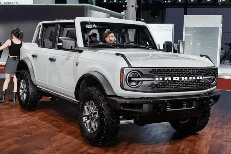 Hệ thống truyền động của xe Ford Bronco sẽ bao gồm một động cơ được sản xuất bởi liên doanh của Ford ở Trung Quốc. Động cơ 2.3T có công suất tối đa 202 kW và mô-men xoắn cực đại 455 Nm. Xe có thể sẽ có hộp số 8 cấp.