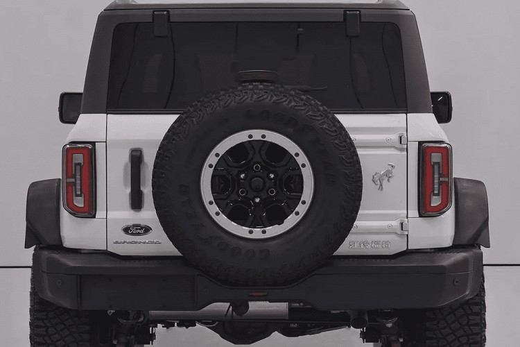 Phần đầu xe SUV Ford Bronco tại Trung Quốc sử dụng các đường thẳng, đèn pha hai bên có thiết kế tròn cổ điển, trong khi logo Bronco nằm giữa giúp tăng cường khả năng nhận diện. Các đường thẳng chiếm ưu thế ở hai bên hông xe. Phần mui bằng phẳng tương ứng với phong cách của một chiếc xe địa hình hạng nặng. Phần đuôi xe vuông vức, có cốp sau mở sang một bên và lốp dự phòng bên ngoài.