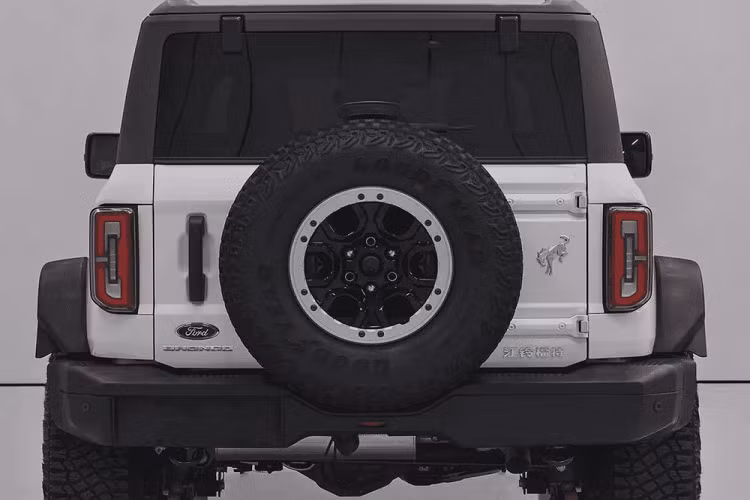 Phần đầu xe SUV Ford Bronco tại Trung Quốc sử dụng các đường thẳng, đèn pha hai bên có thiết kế tròn cổ điển, trong khi logo Bronco nằm giữa giúp tăng cường khả năng nhận diện. Các đường thẳng chiếm ưu thế ở hai bên hông xe. Phần mui bằng phẳng tương ứng với phong cách của một chiếc xe địa hình hạng nặng. Phần đuôi xe vuông vức, có cốp sau mở sang một bên và lốp dự phòng bên ngoài.