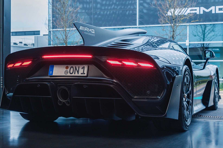 Để chiếc xe lăn bánh được trên đường phố, các kỹ sư của bộ phận hiệu suất cao AMG đã phải thực hiện rất nhiều công đoạn kỹ thuật với thời gian hơn 5 năm. Mercedes-AMG ONE đặc biệt vốn dĩ là mẫu xe đua công thức 1 của đội đua Mercedes-AMG Petronas F1, khối động cơ là điểm độc đáo của chiếc xe này.