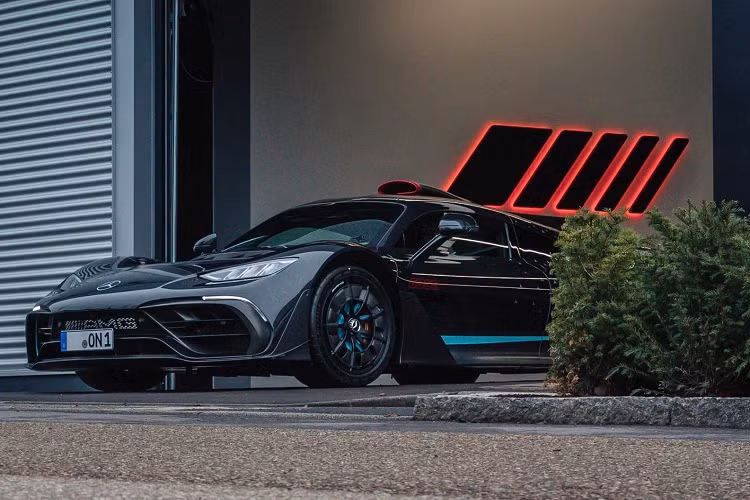 Tuy nhiên, việc tối ưu động cơ F1 để phù hợp với việc sử dụng trên đường phố, độ bền chất liệu cơ khí, tiêu chuẩn khí thải... là những khó khăn trong quá trình sản xuất.