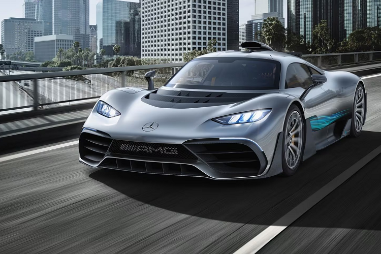 Làm cho động cơ ICE 566 mã lực đáp ứng các quy định của Euro 6 là một trong những trở ngại lớn nhất mà các kỹ sư gặp phải, bởi động cơ V6 chạy không tải ở tốc độ 1.200 vòng/phút thay vì 5.000 vòng/phút như xe F1. Động cơ đốt trong V6 dung tích 1.6L cho công suất 574 mã lực cùng giới hạn vòng tua lên đến 11.000 vòng/phút.