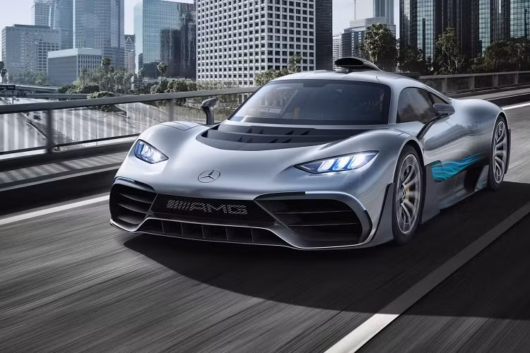 Làm cho động cơ ICE 566 mã lực đáp ứng các quy định của Euro 6 là một trong những trở ngại lớn nhất mà các kỹ sư gặp phải, bởi động cơ V6 chạy không tải ở tốc độ 1.200 vòng/phút thay vì 5.000 vòng/phút như xe F1. Động cơ đốt trong V6 dung tích 1.6L cho công suất 574 mã lực cùng giới hạn vòng tua lên đến 11.000 vòng/phút.