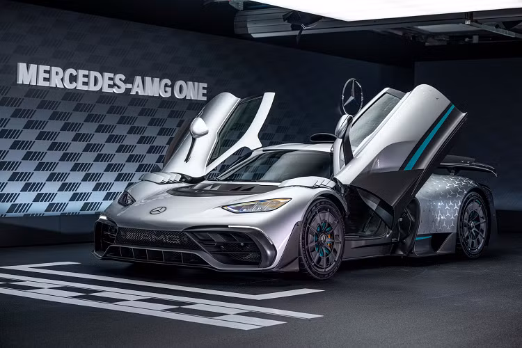 Mercedes-AMG ONE sở hữu hệ thống truyền động hybrid phức tạp với động cơ V6 dung tích 1,6L tăng áp và bốn mô-tơ điện do bộ phận Hệ thống truyền lực Hiệu suất Cao của Mercedes‑AMG ở Brixworth - cơ sở sản xuất chuyên dụng được tạo ra với sự trợ giúp của Multimatic. Mỗi chiếc One phải trải qua 16 trạm lắp ráp và thử nghiệm.