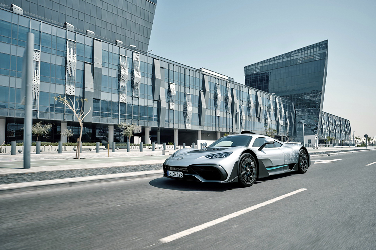 Xe sử dụng dòng điện cao thế 800V thay vì 400 V như thông thường. Bộ pin trang bị trên Mercedes-AMG ONE dung lượng 8,4 kWh, nên với chế độ EV khả năng di chuyển của xe đạt 18,1 km. Mức giá xe Mercedes-AMG ONE khởi điểm từ 2,72 triệu USD (khoảng 66,6 tỷ đồng).