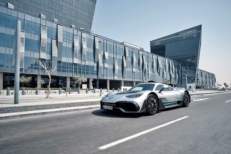 Xe sử dụng dòng điện cao thế 800V thay vì 400 V như thông thường. Bộ pin trang bị trên Mercedes-AMG ONE dung lượng 8,4 kWh, nên với chế độ EV khả năng di chuyển của xe đạt 18,1 km. Mức giá xe Mercedes-AMG ONE khởi điểm từ 2,72 triệu USD (khoảng 66,6 tỷ đồng).