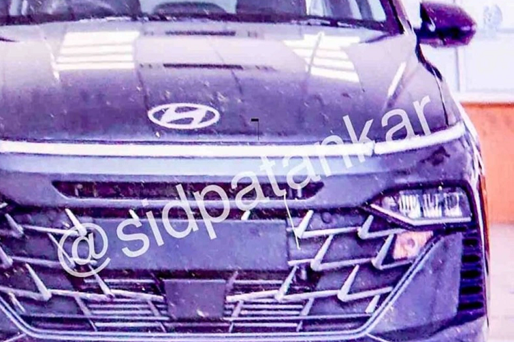 Tuy nhiên, đến khi mẫu xe này ra mắt chính thức, chúng ta mới xác nhận được các loại trang bị này. Tại Ấn Độ, xe sẽ được phân phối với 4 phiên bản (EX, S, SX, SX(O)) cùng 3 tùy chọn màu sơn ngoại thất mới như đen Abyss Black, trắng Atlas White và nâu Tellurian Brown.