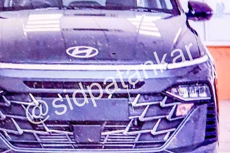 Tuy nhiên, đến khi mẫu xe này ra mắt chính thức, chúng ta mới xác nhận được các loại trang bị này. Tại Ấn Độ, xe sẽ được phân phối với 4 phiên bản (EX, S, SX, SX(O)) cùng 3 tùy chọn màu sơn ngoại thất mới như đen Abyss Black, trắng Atlas White và nâu Tellurian Brown.