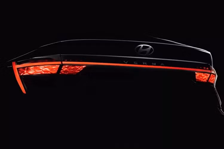 Hiện giá xe Hyundai Accent 2024 tại thị trường Ấn Độ vẫn chưa được hãng tiết lộ, nhưng đời mới có thể đắt hơn tầm 100 triệu đồng so với đời cũ (có giá quy đổi 300 triệu đồng - 1.040.842 INR).