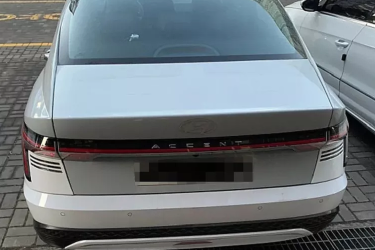 Bên dưới là cụm đèn pha nhỏ gọn cạnh lưới tản nhiệt. Lưới tản nhiệt mở rộng kiểu mới, đi kèm là những chi tiết hốc gió có phần thể thao. Ở thế hệ mới, Accent còn tích hợp đèn sương mù trước vào lưới tản nhiệt của xe.