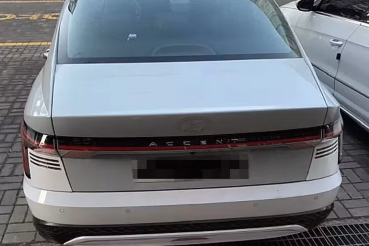 Bên dưới là cụm đèn pha nhỏ gọn cạnh lưới tản nhiệt. Lưới tản nhiệt mở rộng kiểu mới, đi kèm là những chi tiết hốc gió có phần thể thao. Ở thế hệ mới, Accent còn tích hợp đèn sương mù trước vào lưới tản nhiệt của xe.