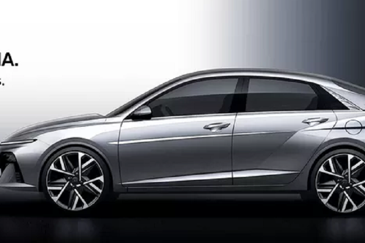 Phom dáng của chiếc xe sedan Hyundai Accent 2024 cũng uyển chuyển mềm mại hơn và có nét lai coupe. Nhìn bên hông và phía sau, nó rất giống với Avante. Đầu xe trang bị đèn chạy ban ngày LED nhỏ hẹp kéo dài toàn chiều ngang, tương tự như Stargazer.