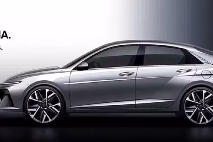 Phom dáng của chiếc xe sedan Hyundai Accent 2024 cũng uyển chuyển mềm mại hơn và có nét lai coupe. Nhìn bên hông và phía sau, nó rất giống với Avante. Đầu xe trang bị đèn chạy ban ngày LED nhỏ hẹp kéo dài toàn chiều ngang, tương tự như Stargazer.