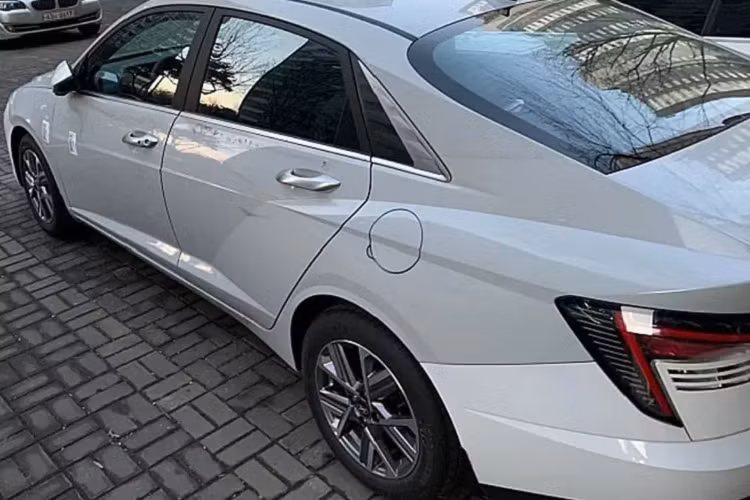 Đuôi xe cũng được điều chỉnh nhiều. Cụm đèn hậu LED mới kéo dài ngang đuôi và tạo hình giống như răng nanh. Hông xe đặc biệt góc cạnh, tạo cảm tưởng như một phiên bản sedan của Tucson. Cột C của xe cũng được trang trí bằng chi tiết mạ chrome. Dàn mâm mới thể thao và ấn tượng.