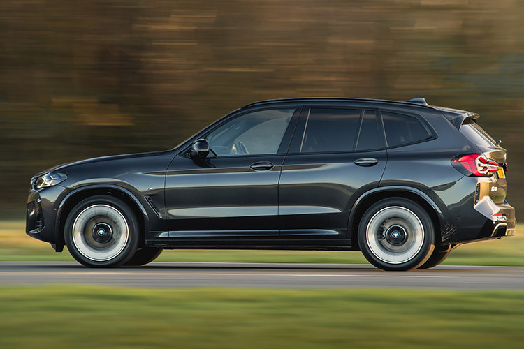 Phần đầu xe của BMW iX3 hầm hố và thể thao hơn nhờ cản trước được tái thiết kế với các khe gió góc cạnh tương tự BMW X4 2022. Bên cạnh đó mặt ca-lăng kín hình hai quả thận có kích thước lớn hơn, đèn pha mỏng hơn khoảng 10 mm. 