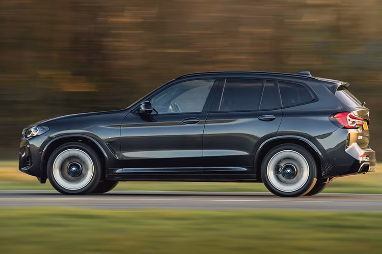 Phần đầu xe của BMW iX3 hầm hố và thể thao hơn nhờ cản trước được tái thiết kế với các khe gió góc cạnh tương tự BMW X4 2022. Bên cạnh đó mặt ca-lăng kín hình hai quả thận có kích thước lớn hơn, đèn pha mỏng hơn khoảng 10 mm. 