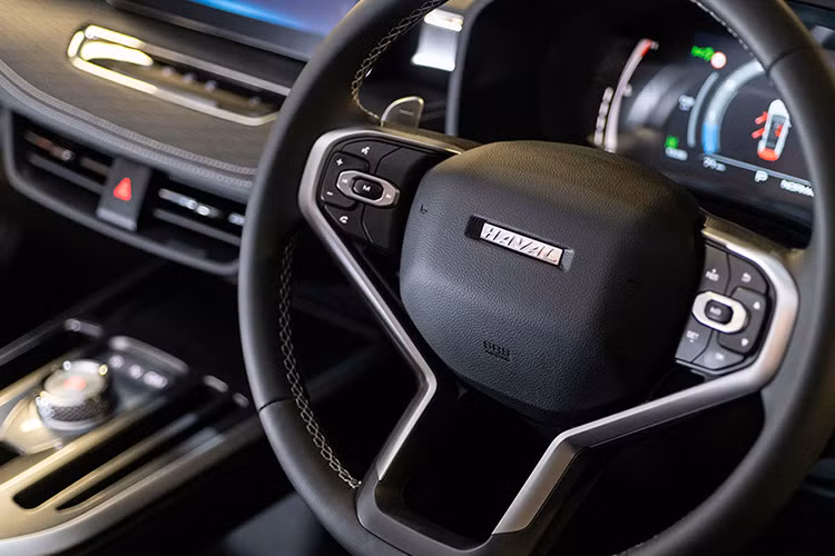 Nội thất xe được trang bị màn hình đồng hồ kỹ thuật số 7 inch, màn hình cảm ứng 10.25 inch, hỗ trợ hiển thị camera lùi, Android Auto, Apple CarPlay, Bluetooth và nghe nhạc MP3, 6 loa tự động điều chỉnh âm lượng theo tốc độ xe, cổng USB cho hành khách trước sau và cổng USB camera ghi hình, điều hòa tự động 2 vùng độc lập, cửa gió cho người ngồi sau.