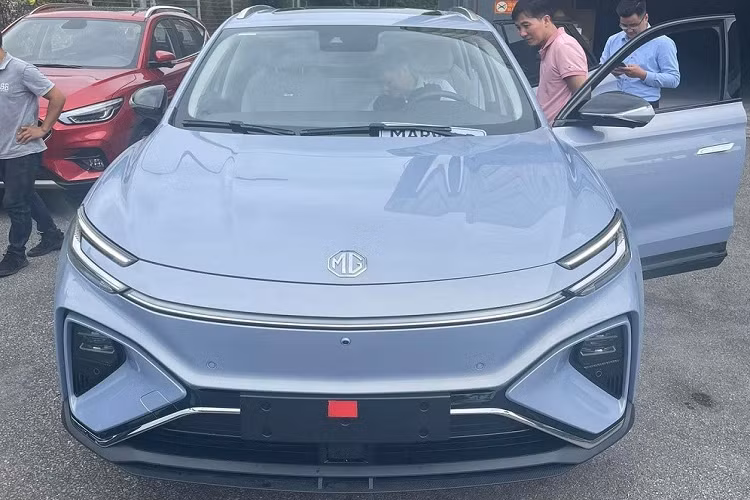 Tuy nhiên, theo một số thông tin, 2 chiếc xe này được mang về nhằm phục vụ sự kiện khai trương showroom thay vì phân phối chính hãng. Là phiên bản dành cho thị trường quốc tế của MG Mulan ở Trung Quốc, MG4 tại Việt Nam được phát triển dựa trên cơ sở gầm bệ Nebula Pure Electric Platform dành riêng cho ôtô điện của hãng mẹ SAIC.