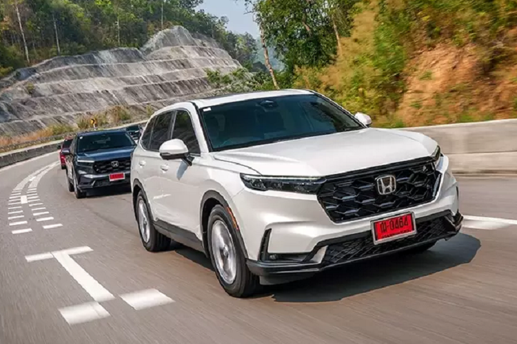 Trước đó vào tháng 3, mẫu xe gầm cao này đã mở bán chính thức tại Thái Lan và được đón nhận nồng nhiệt bởi thiết kế hiện đại và hệ động cơ mới. Tại Thái, mẫu SUV hạng C của Honda có 5 phiên bản, bao gồm cấu hình 5-7 chỗ ngồi, tùy chọn động cơ Turbo hay e:HEV, cùng với dẫn động FWD hoặc AWD.