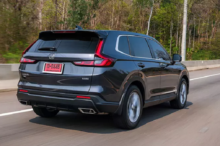 Trang bị nội thất Honda CR-V thế hệ 6 bao gồm: Nội thất 2 hàng ghế 5 chỗ ngồi hoặc 3 hàng ghế 7 chỗ ngồi. Hàng ghế thứ 2 có thể trượt và gập gọn theo tỷ lệ 60:40. Màn hình giải trí trung tâm cảm ứng 9 inch Advanced Touch. Kết nối Apple CarPlay và Android Auto không dây