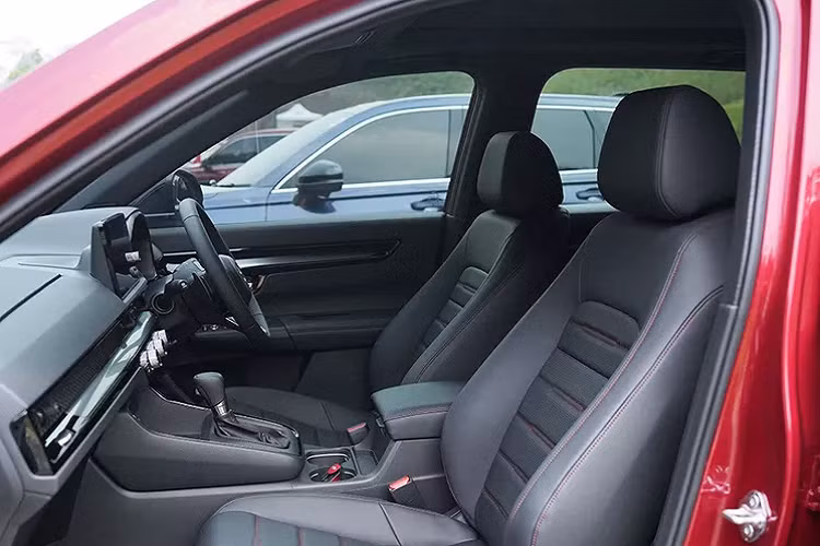 Phiên bản e:HEV RS 4WD bổ sung các tính năng nội thất như: Màn hình hiển thị kính lái HUD. Hệ thống âm thanh 12 loa BOSE. Hệ thống định vị dẫn đường GPS với dữ liệu bản đồ có sẵn