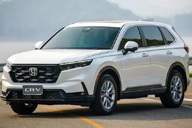 Ngoài ra, cả hai phiên bản này đều đi kèm Hỗ trợ đổ đèo với vận tốc tùy chỉnh từ 2-12 km/h. Trang bị ngoại thất trên Honda CR-V thế hệ 5 nổi bật với: Lưới tản nhiệt sơn đen Piano. Riêng phiên bản Turbo E có thêm chi tiết mạ chrome. Gương chiếu hậu chỉnh điện, gập tự động với đèn báo rẽ