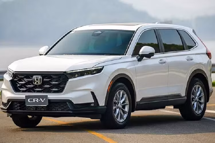 Ngoài ra, cả hai phiên bản này đều đi kèm Hỗ trợ đổ đèo với vận tốc tùy chỉnh từ 2-12 km/h. Trang bị ngoại thất trên Honda CR-V thế hệ 5 nổi bật với: Lưới tản nhiệt sơn đen Piano. Riêng phiên bản Turbo E có thêm chi tiết mạ chrome. Gương chiếu hậu chỉnh điện, gập tự động với đèn báo rẽ