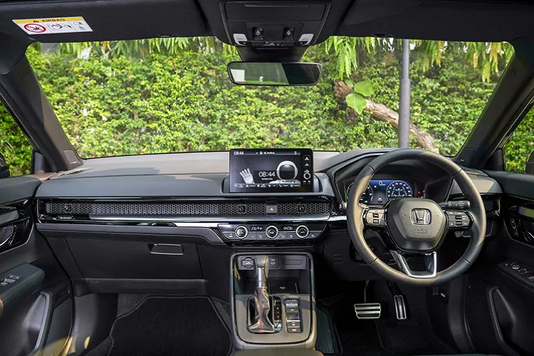 Phiên bản e:HEV RS 4WD sẽ có thêm các tính năng ngoại thất như: Đèn chiếu xa thích ứng Adaptive Driving Beam tự động với cả người đi bộ. Huy hiệu RS màu đỏ trên lưới tản nhiệt. Ốp gương chiếu hậu sơn đèn Piano. Cản trước sau và ốp hông cùng màu thân xe. Đèn sương mù sau LED. Cánh gió đuôi xe sơn đen Piano. Ăng-ten vây cá sơn đen Piano. La-zăng hợp kim 19 inch