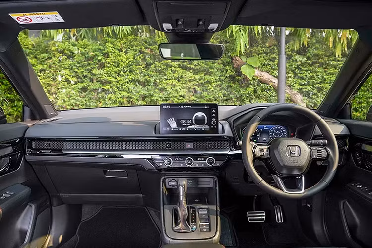 Phiên bản e:HEV RS 4WD sẽ có thêm các tính năng ngoại thất như: Đèn chiếu xa thích ứng Adaptive Driving Beam tự động với cả người đi bộ. Huy hiệu RS màu đỏ trên lưới tản nhiệt. Ốp gương chiếu hậu sơn đèn Piano. Cản trước sau và ốp hông cùng màu thân xe. Đèn sương mù sau LED. Cánh gió đuôi xe sơn đen Piano. Ăng-ten vây cá sơn đen Piano. La-zăng hợp kim 19 inch