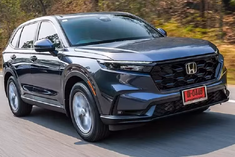 Đèn pha Full LED với LED ban ngày, tích hợp tính năng chiếu góc lái chủ động Active Cornering Light. Đèn xinhan LED tuần tự. Đèn sương mù và đèn hậu LED. Cửa sổ trời Panorama. Cốp điện rảnh tay gồm đóng và mở. Cốp điện đóng tự động khi chìa khóa ra khỏi vùng cảm biến. Ăng-ten dạng vây cá. Ống xả kép. Cảm biến khoảng cách trước sau (4 trước, 4 sau). La-zăng hợp kim 18 inch