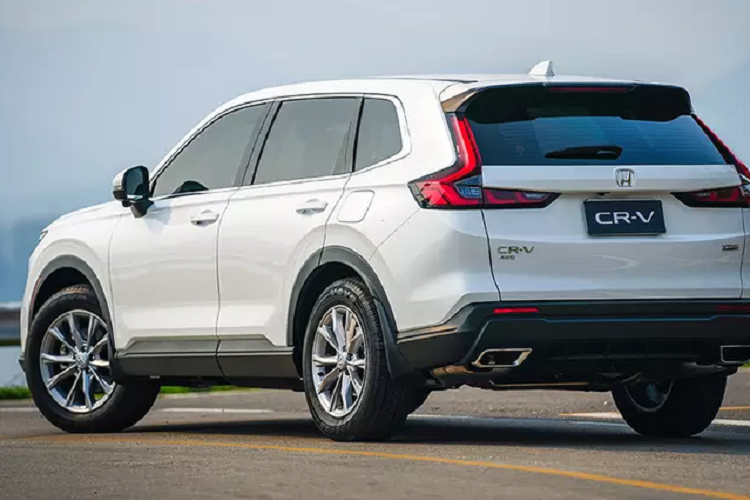 Trong khi phiên bản e:HEV trang bị động cơ dăng 2.0L Atkinson Cycle 4 xi lanh DOHC kết hợp với 2 mô-tơ điện cho mô-men xoắn tối đa 335 Nm từ 0-2000 v/ph. Đi kèm với hộp số vô cấp CVT và hệ dẫn động AWD với hệ thống kiểm soát thông minh có thể phân phối đến 50% lực kéo đến cầu sau.