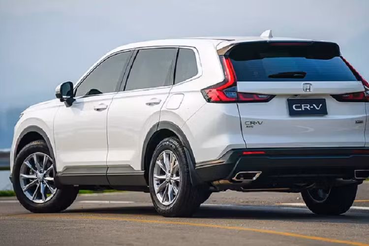 Trong khi phiên bản e:HEV trang bị động cơ dăng 2.0L Atkinson Cycle 4 xi lanh DOHC kết hợp với 2 mô-tơ điện cho mô-men xoắn tối đa 335 Nm từ 0-2000 v/ph. Đi kèm với hộp số vô cấp CVT và hệ dẫn động AWD với hệ thống kiểm soát thông minh có thể phân phối đến 50% lực kéo đến cầu sau.