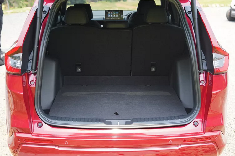 Đèn pha tự động (AHB). Riêng phiên bản RS cao cấp nhất trang bị đèn pha thích ứng thông minh (ADB). Cảnh báo phương tiện phía trước di chuyển (LCDN). Ngoài ra, trang bị an toàn trên Honda CR-V thế hệ 6 còn bao gồm: Hệ thống hỗ trợ đổ đèo HDC, Đèn chiếu góc chủ động ACL, Camera quan sát làn đường LaneWatch, Cảnh báo người lái mất tập trung.