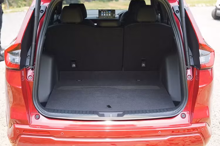 Đèn pha tự động (AHB). Riêng phiên bản RS cao cấp nhất trang bị đèn pha thích ứng thông minh (ADB). Cảnh báo phương tiện phía trước di chuyển (LCDN). Ngoài ra, trang bị an toàn trên Honda CR-V thế hệ 6 còn bao gồm: Hệ thống hỗ trợ đổ đèo HDC, Đèn chiếu góc chủ động ACL, Camera quan sát làn đường LaneWatch, Cảnh báo người lái mất tập trung.