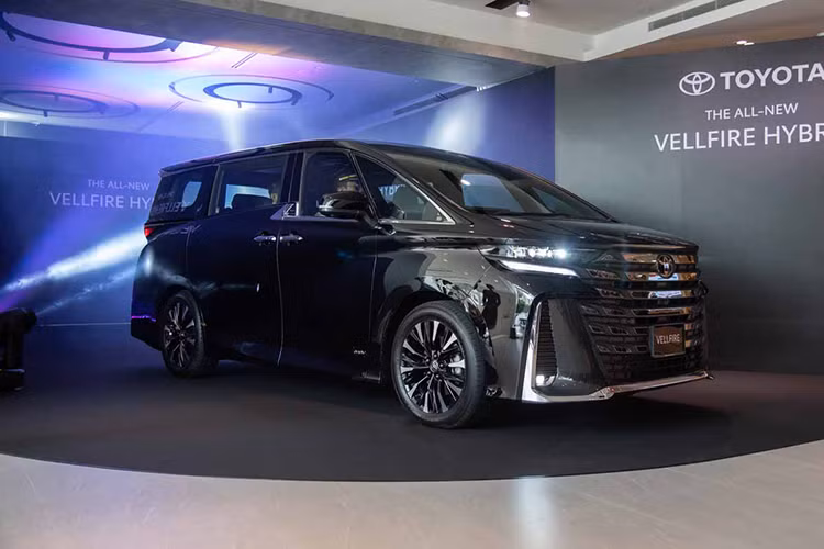 Vào hồi tháng 9 năm nay, hãng Toyota đã từng vén màn Toyota Vellfire bản 4 chỗ trong sự kiện ra mắt SUV siêu sang Toyota Century 2024. Tuy nhiên, mẫu xe này hiện chưa được bán ra ở thị trường Nhật Bản