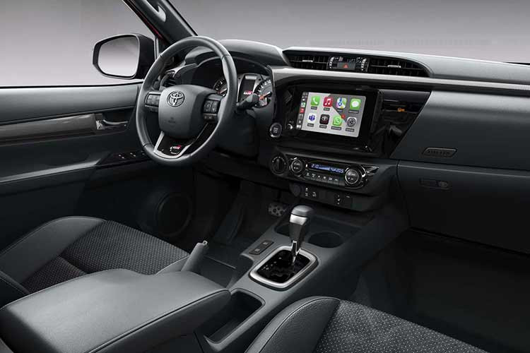 Bên trong nội thất có bộ ghế thể thao kèm huy hiệu GR Sport trên tựa đầu, được bọc da lộn và da giả. Dây an toàn, lẫy chuyển số mang màu đỏ nhằm tạo sự khác biệt so với bản Hilux thường. Bàn đạp bằng nhôm và hệ thống đa phương tiện Smart Connect+ 8 inch.