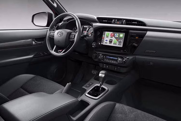 Bên trong nội thất có bộ ghế thể thao kèm huy hiệu GR Sport trên tựa đầu, được bọc da lộn và da giả. Dây an toàn, lẫy chuyển số mang màu đỏ nhằm tạo sự khác biệt so với bản Hilux thường. Bàn đạp bằng nhôm và hệ thống đa phương tiện Smart Connect+ 8 inch.