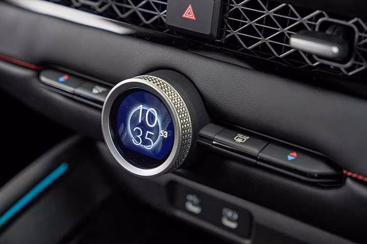 Về ngoại thất, Honda Accord 2024 trang bị tiêu chuẩn: Đèn pha LED; Đèn LED ban ngày; Đèn pha tự động; Đèn sương mù, đèn hậu LED; Gương chiếu hậu chỉnh điện, gập điện tự động tích hợp đèn báo rẽ; Gạt mưa tự động với vòi phun tích hợp cần gạt mưa; La-zăng 17 inch đi kèm thông số lốp 225/50R17; Ăng-ten dạng vây cá.